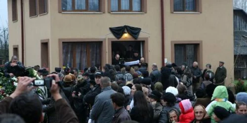 Ceremonialul religios a început la ora 12.00, în oraşul nemţean Roznov