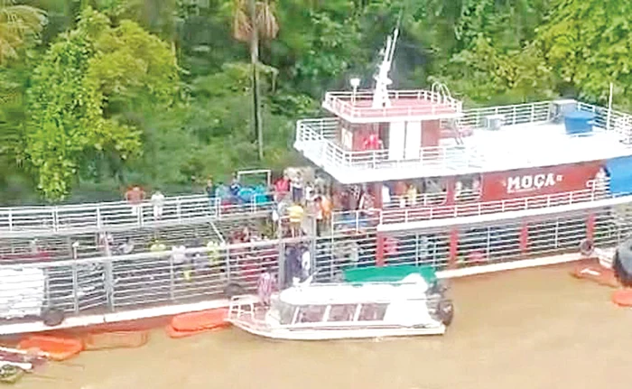 28 de persoane sunt date dispărute după scufundarea feribotului