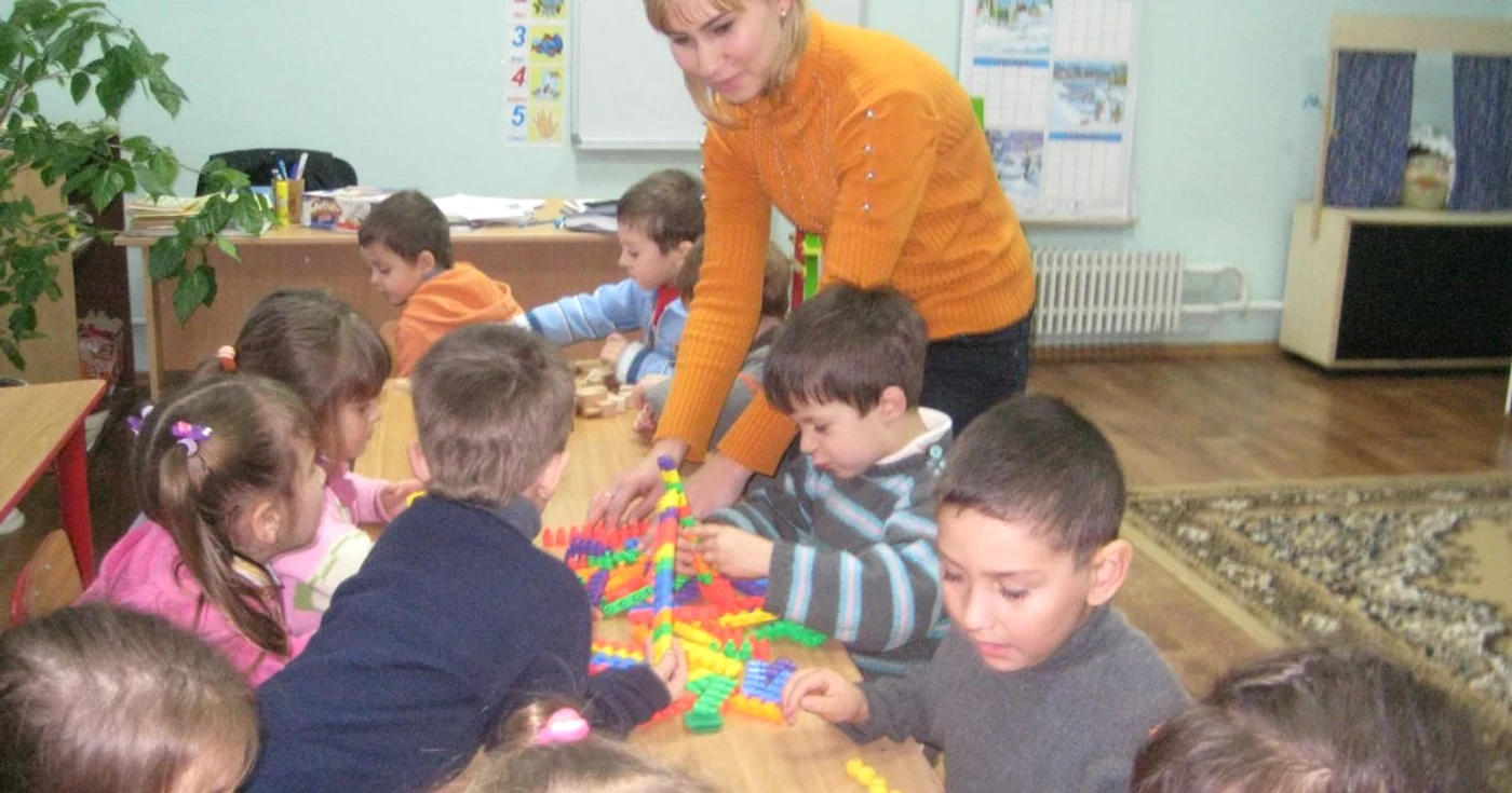 Educatoarea Elena Gheorghieva îi învaţă pe copii româna, prin joc