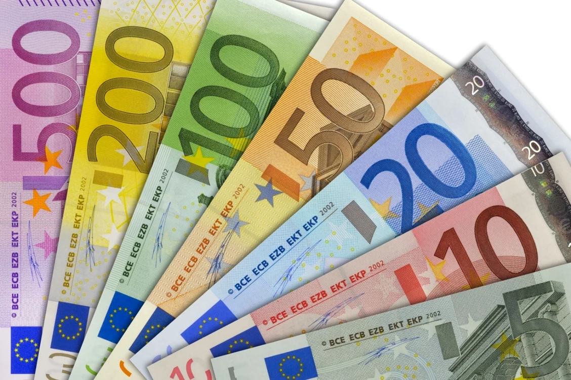 Bani - o mie de euro - bancnote FOTO 123 RF 