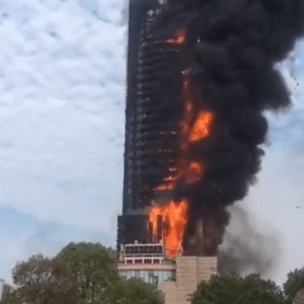China: Un incendiu puternic a cuprins un zgârie-nori din Changsha FOTO, VIDEO