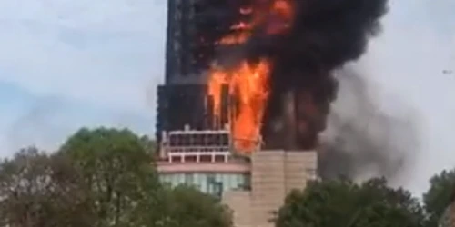 Un incendiu puternic a cuprins un zgârie nori din China Foto: Captură video