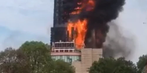 Un incendiu puternic a cuprins un zgârie nori din China Foto: Captură video