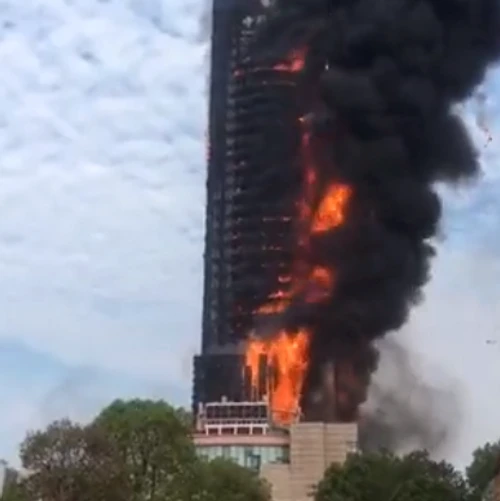 Un incendiu puternic a cuprins un zgârie nori din China Foto: Captură video
