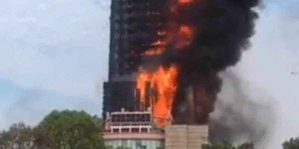 Un incendiu puternic a cuprins un zgârie nori din China Foto: Captură video