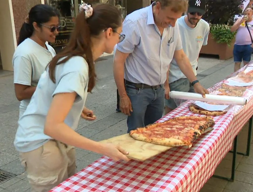 Au fost folosite 500 de kg de sos de roșii și 1 tonă de aluat (Foto: captură video)