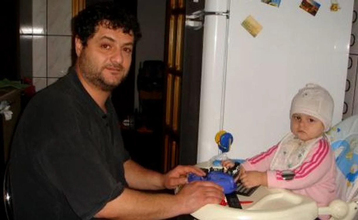Tăticii sunt mai prost plătiţi decât mămicile