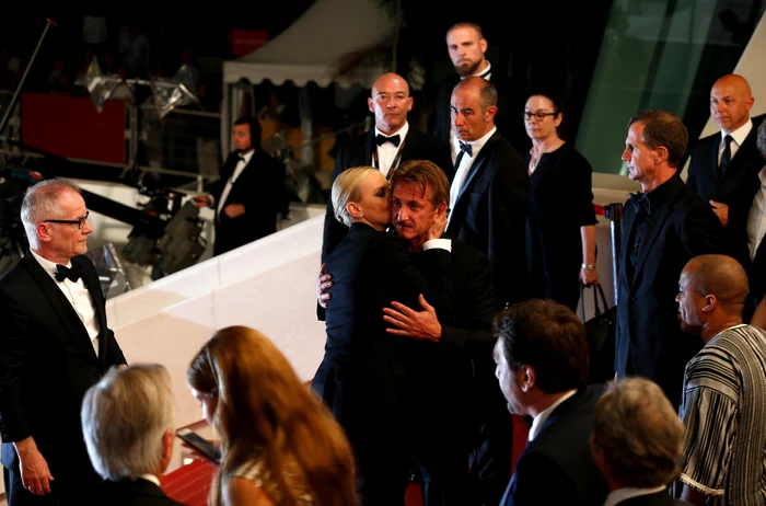 Charlize Theron și Sean Penn se sărută amicalfoto Guliver Gettyimages