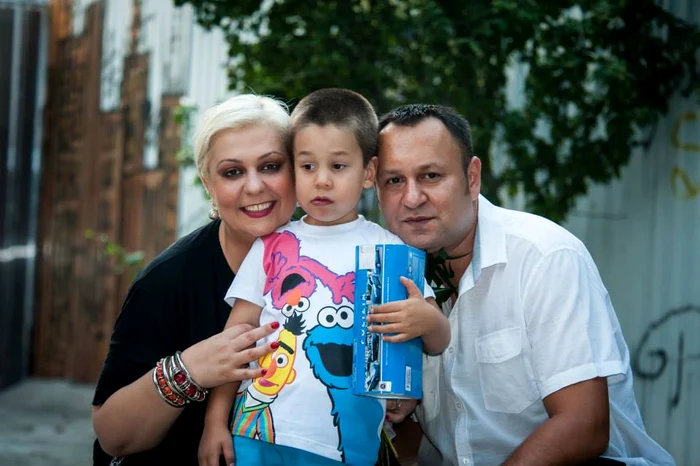 Monica Anghel, alături de fiul şi soţul eiFoto: Arhiva personală
