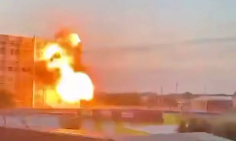 Localnicii ruși au filmat atacul ucrainean cu drone asupra unei fabrici de echipamente pentru război electronic