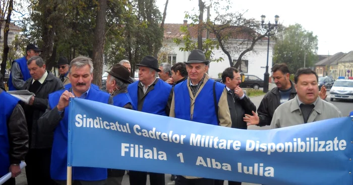 Fostele cadre militare au ajuns să se simtă umilite de guvernanţi 