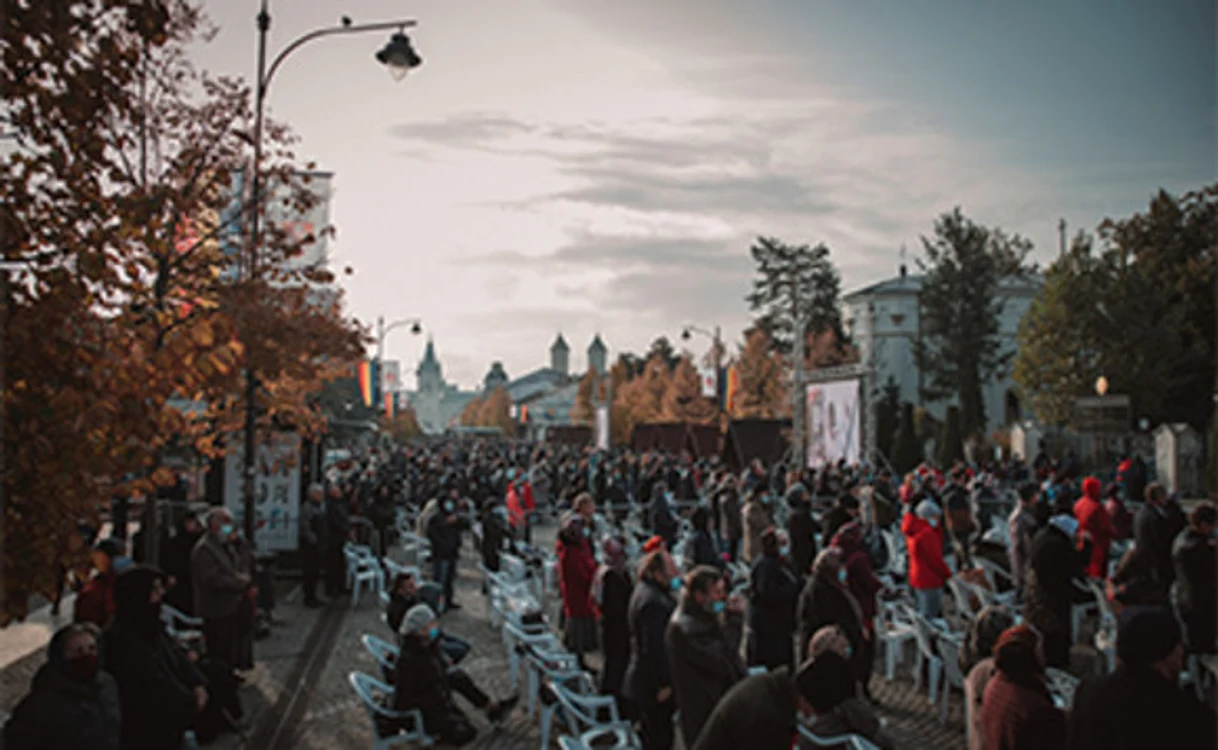 
    Slujba Sfintei Liturghii a început la 9.30  