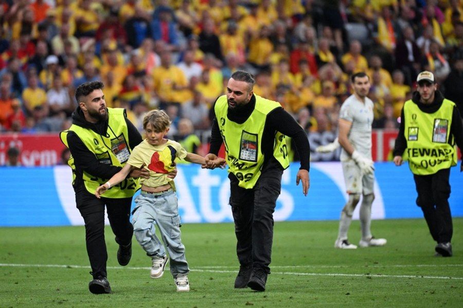De ce a intrat pe teren puștiul român alergat de stewarzi la meciul cu Olanda. „Am reușit” FOTO