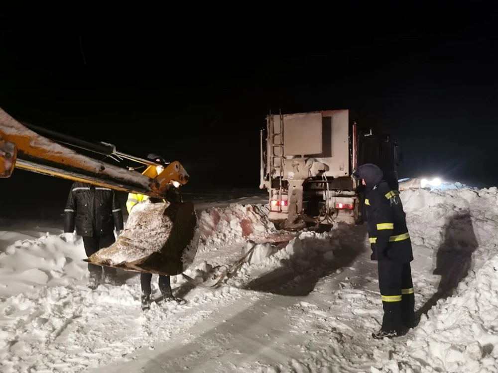 Nouă persoane au fost ajutate de pompieri, după ce au rămas în mai multe maşini înzăpezite pe un drum din judeţul BotoşaniFoto News.ro