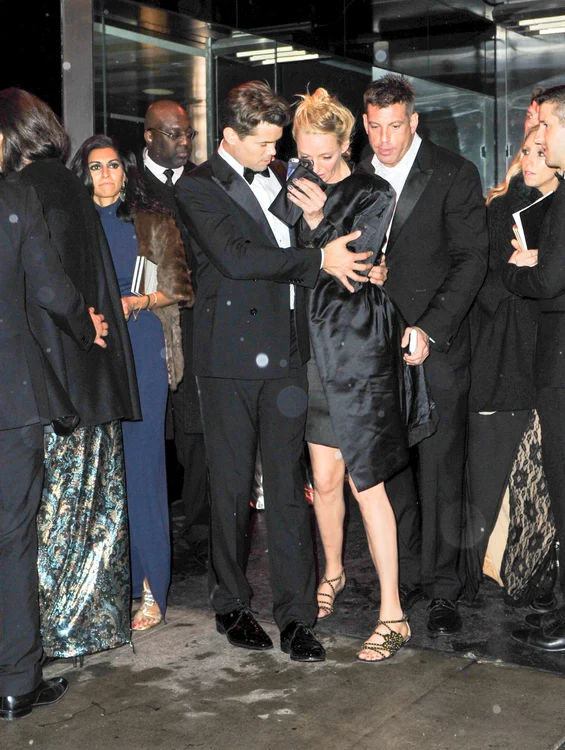 Uma Thurman a avut noroc cu actorul Andrew Rannells care a ţinut-o în braţe până i-a venit taxiul