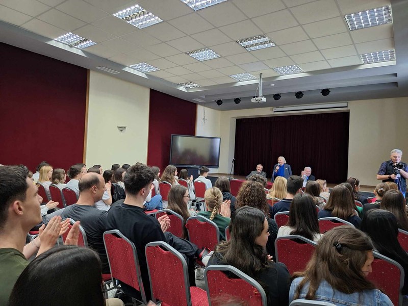 Greșelile din societate, în viziunea unui dascăl care a dat promoții de elevi