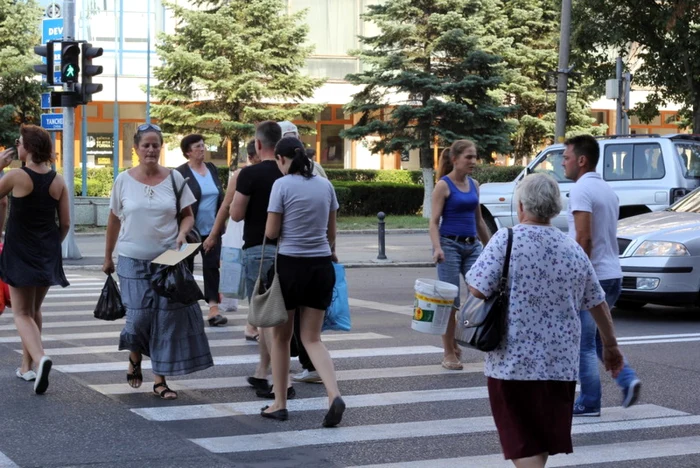 Semafoare noi au fost amplasate în zona Pieţei Agroalimentare. Devnii nu s-au obişnuit cu ele. D.G.