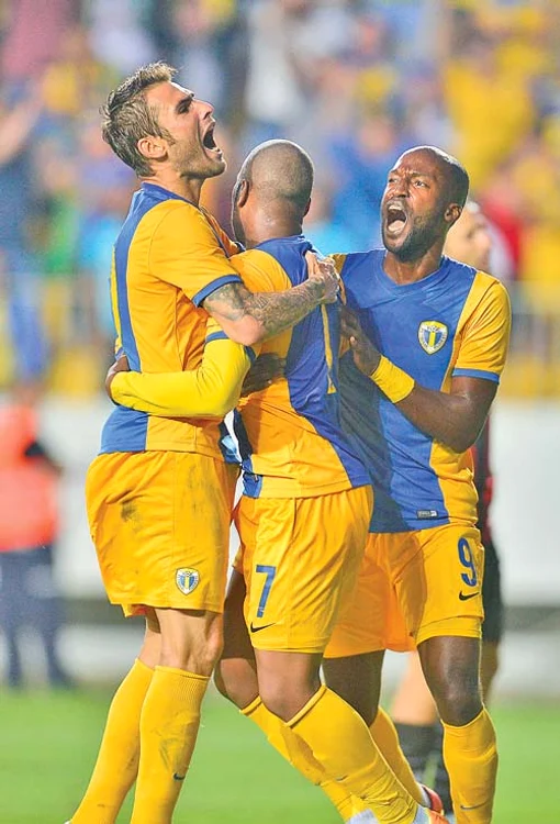 Adi Mutu îl felicită pe Nepomuceno (nr. 7) pentru golul de 1-0FOTO: Mediafax