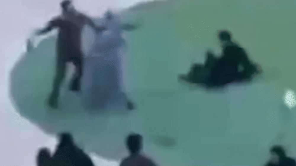 Scene cutremurătoare din Arabia Saudită: polițiștii maltratează femei „neascultătoare” în închisori ascunse, unde ajung trimise de familii