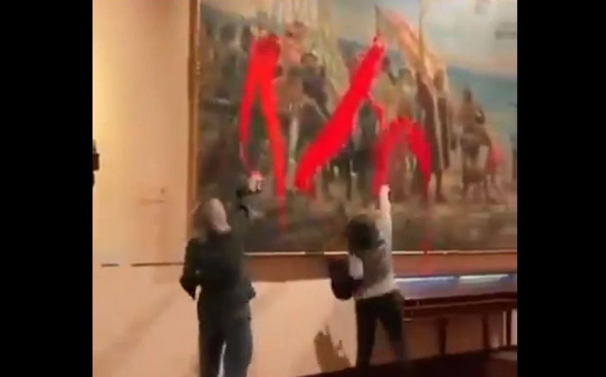 Incident grav de Ziua Naţională a Spaniei. Momentul în care două activiste aruncă vopsea pe un tablou al lui Columb