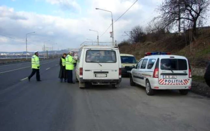 50 de şoferi, amendaţi de poliţişti FOTO Adevărul