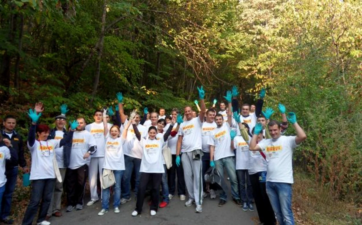 Voluntarii Pirelli, implicaţi în ecologizarea Slatinei