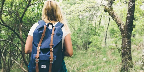 fata cu rucsac in spate   foto pixabay jpg