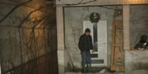 Ilie Drăgoianu şi-a baricadat intrarea în casă cu saci de nisip Foto: Florin Ardelean