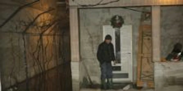Ilie Drăgoianu şi-a baricadat intrarea în casă cu saci de nisip Foto: Florin Ardelean