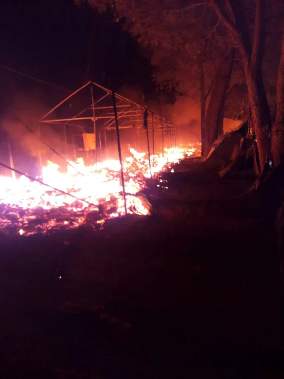 Incendiu in tabăra Moria, pe insula Lesbos FOTO Twitter @AmichaiStein1