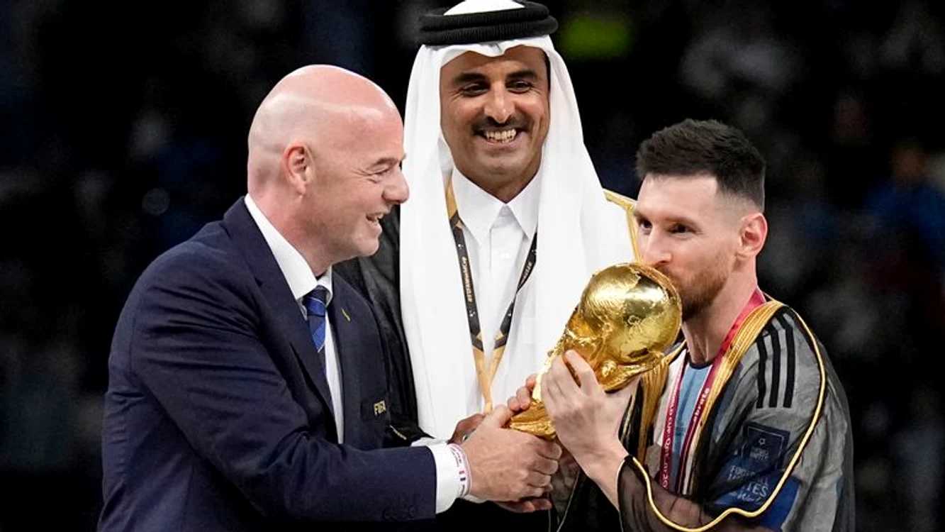 Messi (dreapta) și colegii săi au cucerit Mondialul din Qatar cu naționala Argentinei