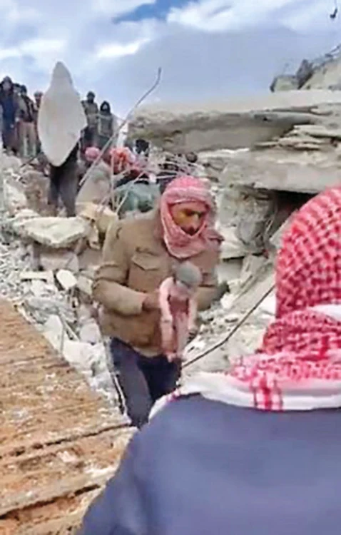 Un bebeluș  nou-născut  a fost salvat  de sub ruine,  în Siria