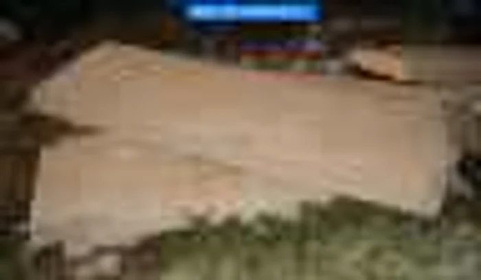 Dalele din beton s-au împrăştiat în jurul camionului răstunat