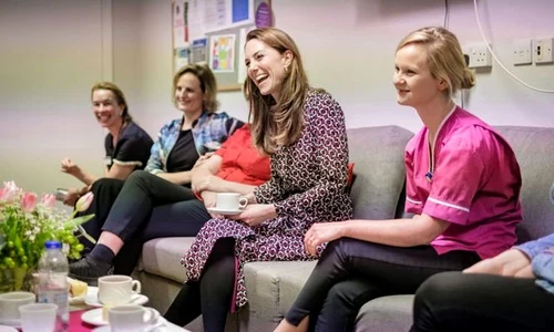 Kate Middleton a vorbit atât cu asistentele, cât şi cu pacientele spitalului  jpeg