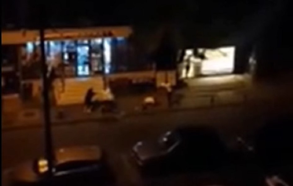 Bătaie între patru bărbați pe o stradă din Craiova. Unul dintre ei lovește cu o bâtă alte două persoane