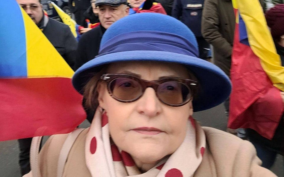 Povestea Lăcrămioarei Axinte, fosta magistrată cucerită de Călin Georgescu, care i-a instruit pe români cum să ceară Turul 2 înapoi