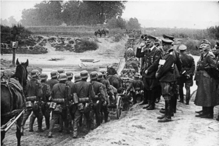 Hitler supraveghează trupele naziste aflate în drum spre Polonia, septembrie 1939