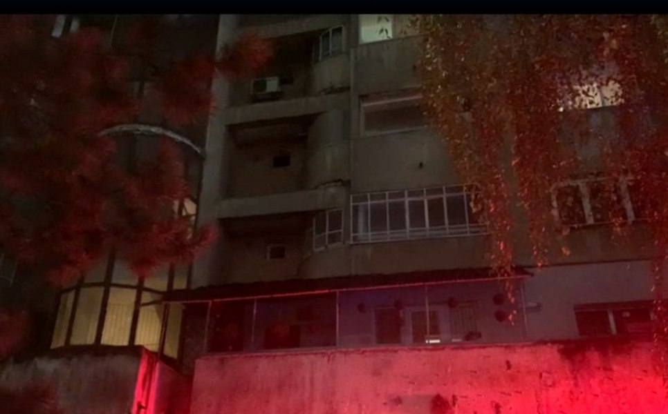 Expozie urmată de incendiu într-un bloc din Toplița. 20 de apartamente au ușile și geamurile sparte. Deflagrația a afectat și blocul vecin