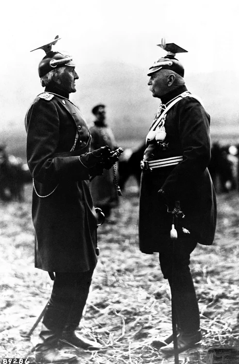 Feldmareșalul conte Haeseler și contele von Zeppelin (dreapta), în uniforme de paradă (1910)