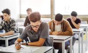 elevi liceu banca examen FOTO Shutterstock