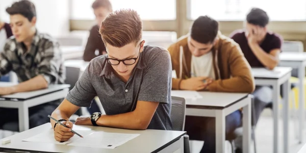 elevi liceu banca examen FOTO Shutterstock