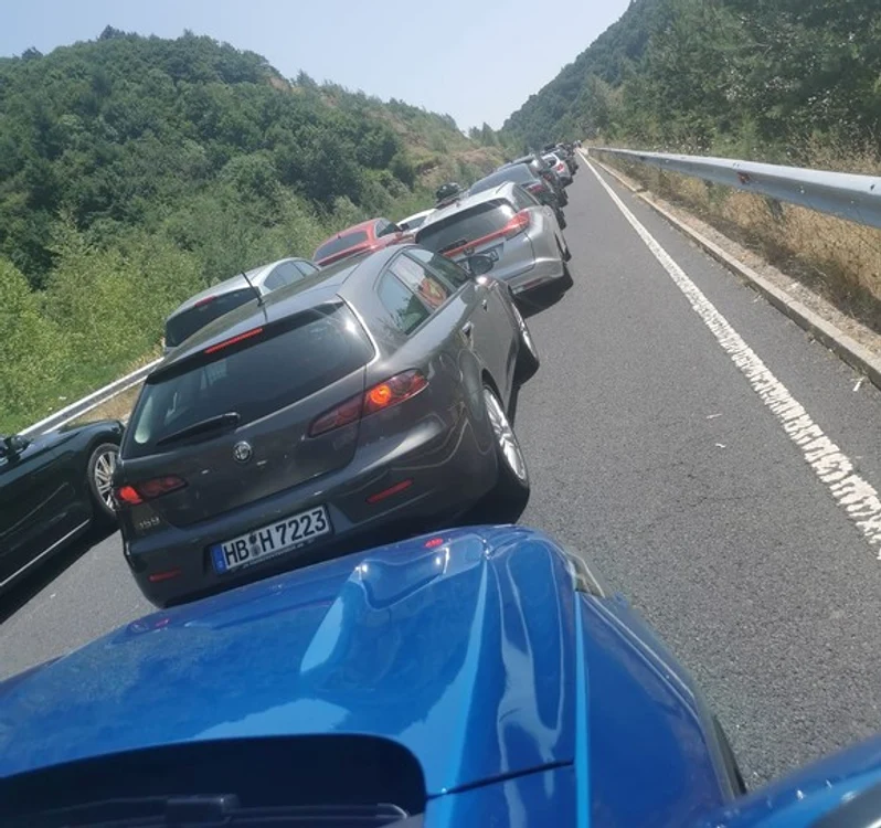 
    Turiștii s-au refugiat  pe plajă, de unde  au fost luați cu bărcileFoto: EPA - EFE  