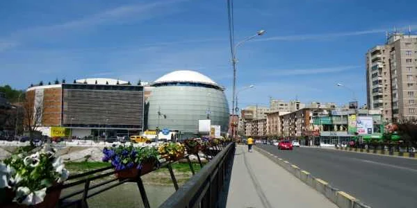 Podul Vinerii Mari peste râul Olăneşti din centrul municipiului Râmnicu Vâlcea Foto Adevărul