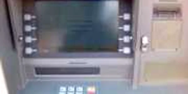Hunedoara: Doi bărbaţi trimişi în judecată deoarece au spart un bacomat