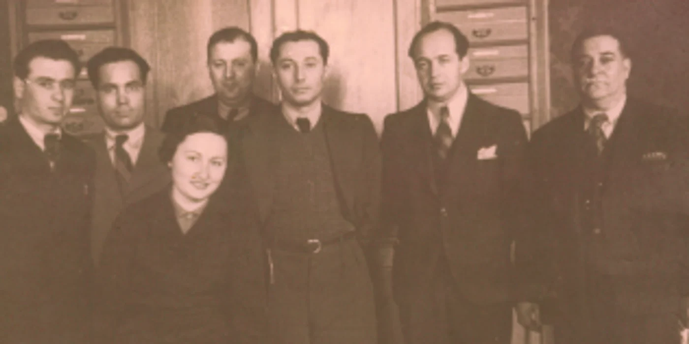 Sever Cărpinişeanu (cu batistă albă) în redacţie Sursa dr. Aurelia Lăpuşan