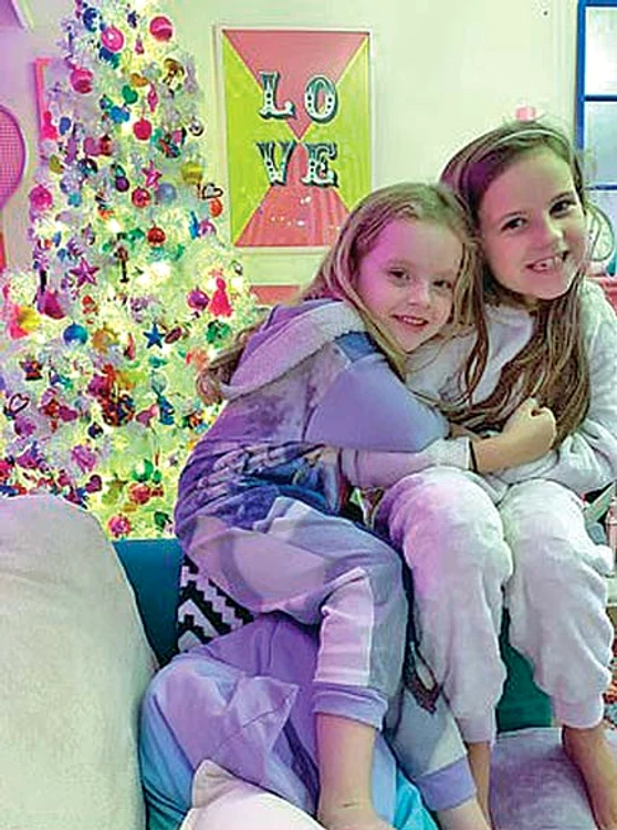 Florence (5 ani) şi Gabrielle (8 ani) au ajutat-o pe mama lor la transformare