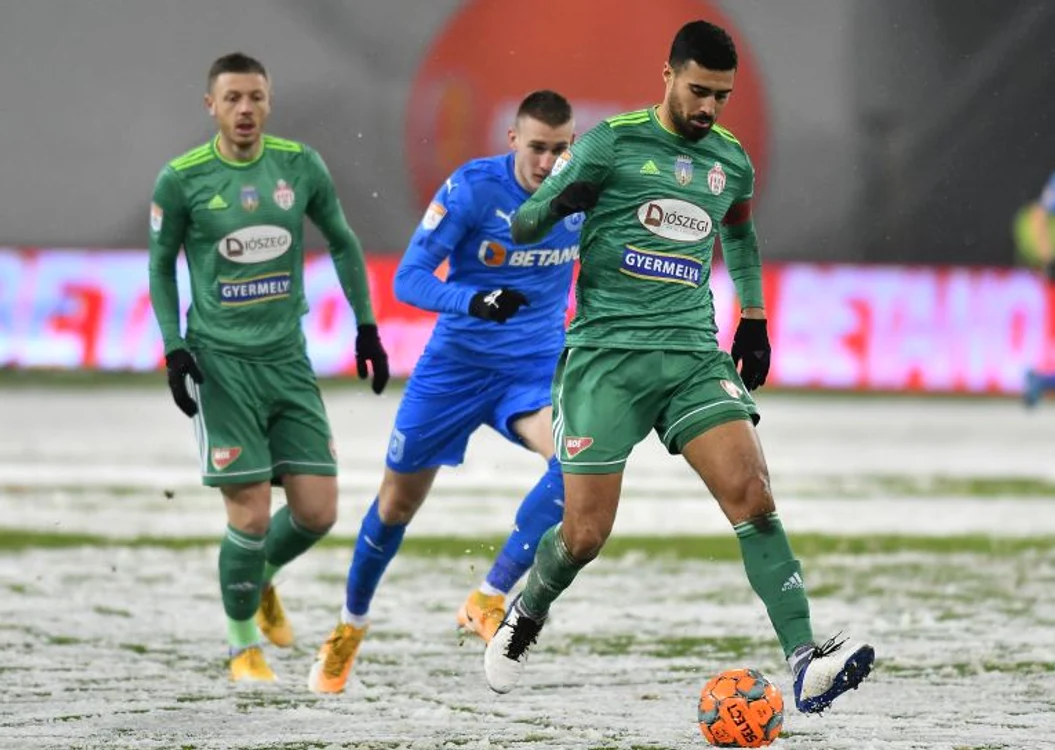 
    Prima repriză a meciului Universitatea Craiova - Sepsi s-a disputat pe zăpadăFOTO: Sportpictures.eu  