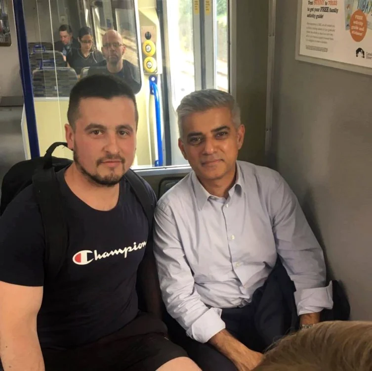 Mihai Danţiş şi Sadiq Khan, în autobuz, la londra  FOTO: Facebook