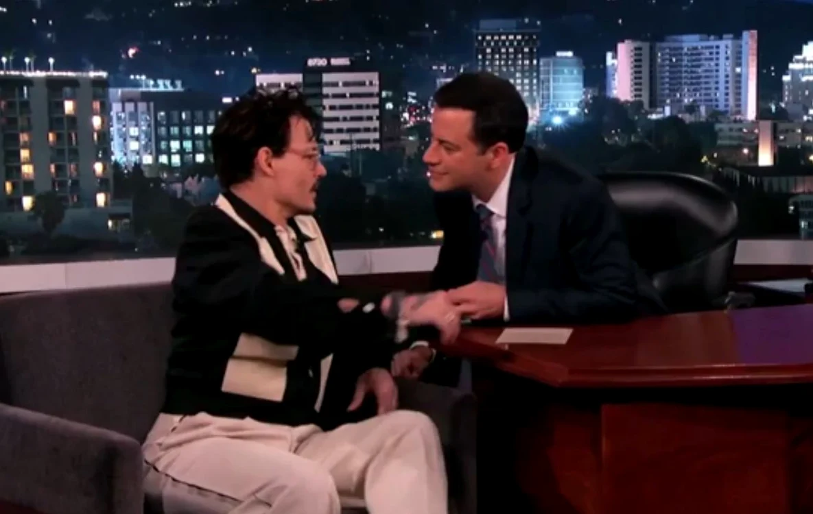 
    Johnny Depp şi Jimmy Kimmel cu căteva secunde înainte de a se săruta Foto Captură  
