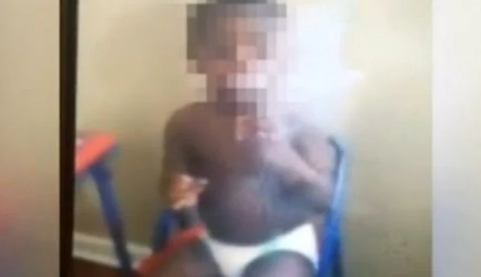 
    Un bebeluș a fost filmat fumând marijuanaFoto: captură video  